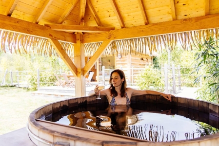 Image hebergement insolite CABANE INDONÉSIENNE AVEC SPA