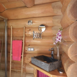 Image hebergement insolite CHALET-CABANE EN RONDINS AVEC SPA ET CUISINE D'ETE