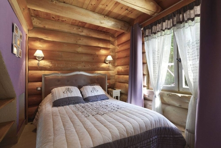 Image hebergement insolite CHALET-CABANE EN RONDINS AVEC SPA ET CUISINE D'ETE