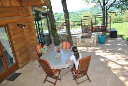 Image hebergement insolite CHALET-CABANE EN RONDINS AVEC SPA ET CUISINE D'ETE