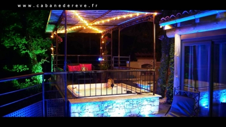 Image hebergement insolite CHALET-CABANE EN RONDINS AVEC SPA ET CUISINE D'ETE