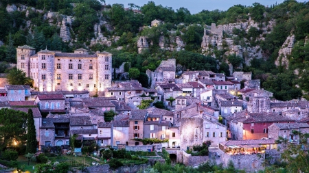 Image hebergement insolite CABANE INSOLITE AVEC SPA PRIVATIF EN ARDÈCHE