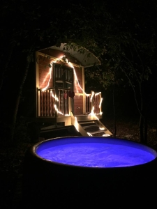 Image hebergement insolite ROULOTTE NUIT D'AMOUR ET SPA PRIVATIF